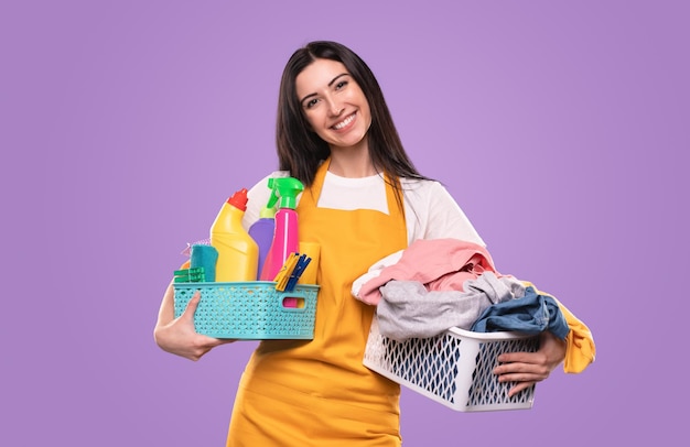 Dona de casa feliz com lavanderia e detergentes