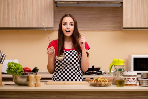 Dona de casa jovem trabalhando na cozinha