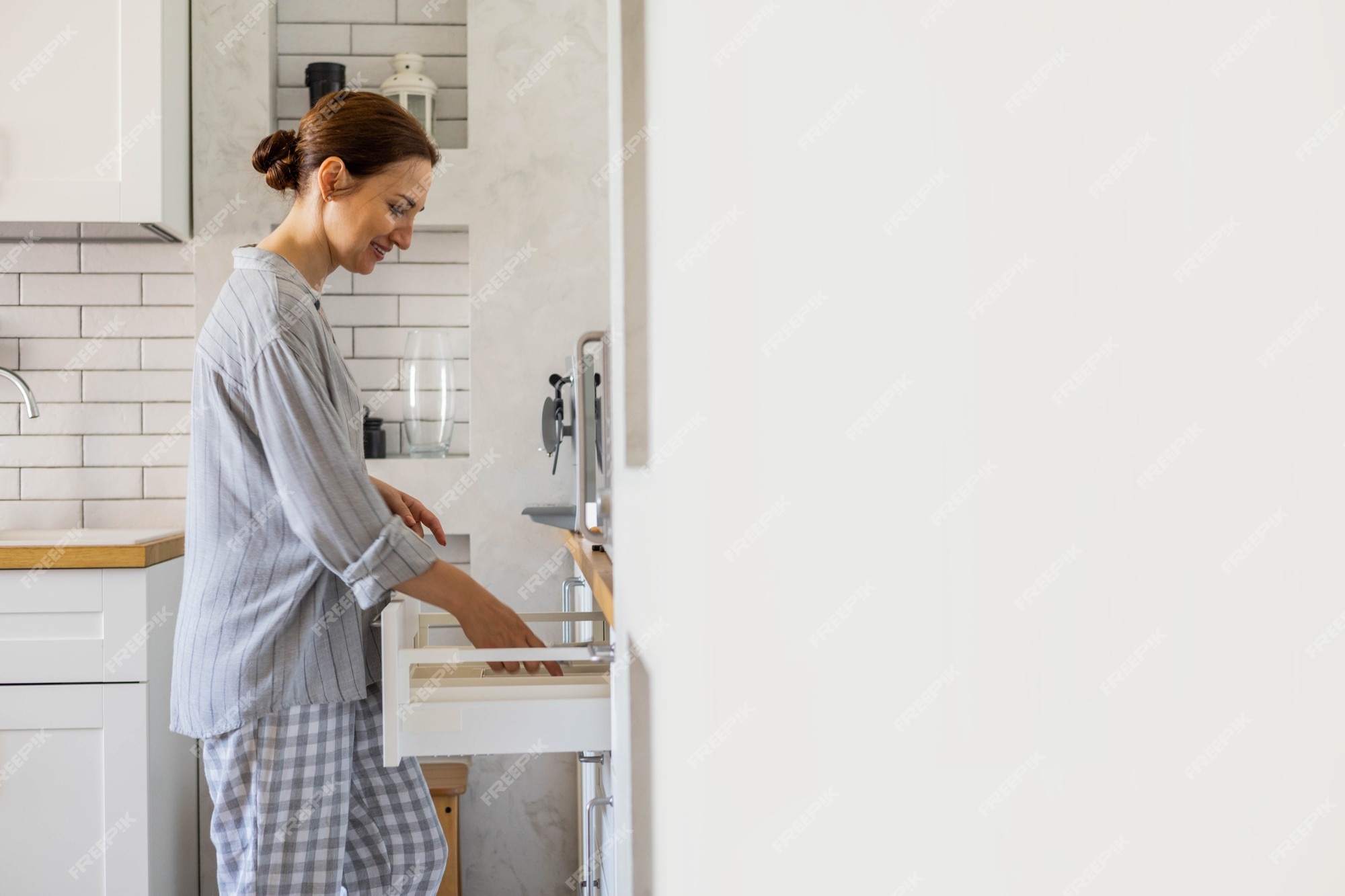 Casa Moderna Arrumando O Armário Da Cozinha Durante a Limpeza