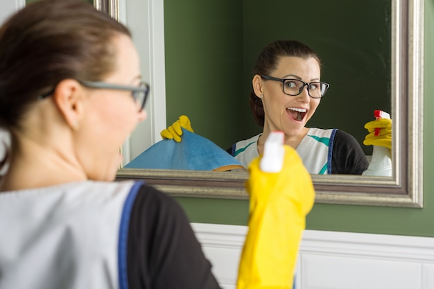 Foto dona de casa mulher fazendo limpeza no banheiro