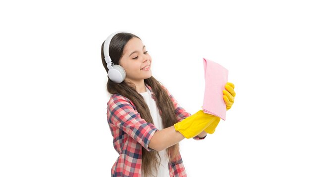 Dona de casa multitarefa ocupada ouvindo música enquanto limpava a pequena casa se divertindo pronta para a limpeza doméstica motivando lista de reprodução menina pequena fazendo tarefas domésticas e tarefas domésticas tarefas domésticas