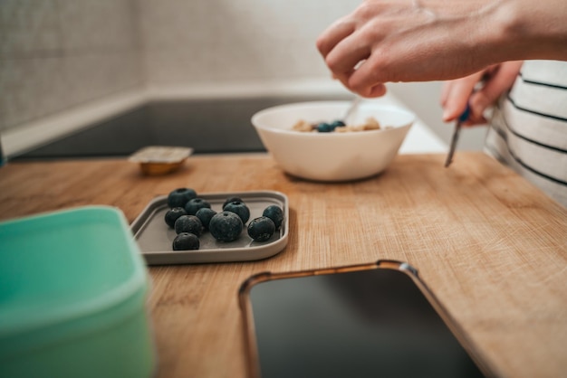 Dona de casa que cozinha o café da manhã saudável na cozinha