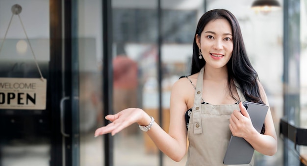 Dona de uma pequena empresa bem-sucedida, sme beauty girl, fica com tablet smartphone no restaurante da cafeteria