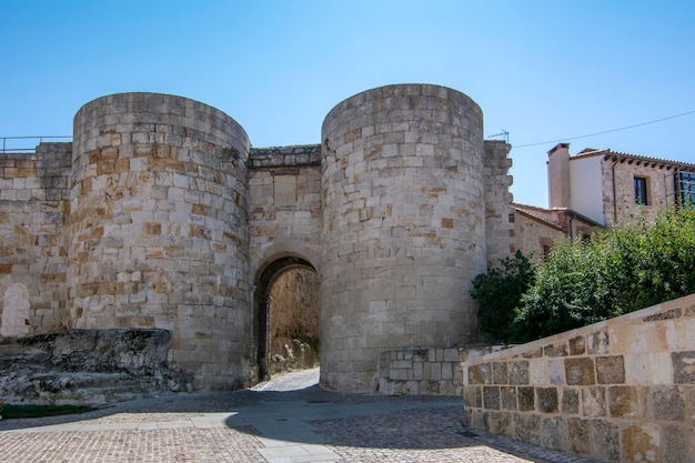 Foto 'doña urraca' puerta en las murallas de la ciudad de zamora españa