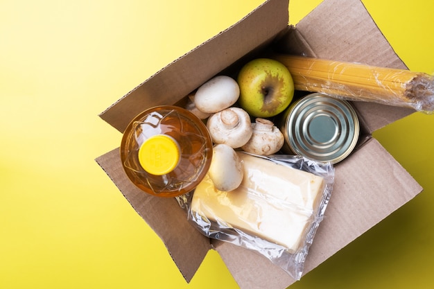 Foto donación de alimentos en una caja. copia del espacio.