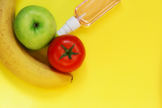 Donación de alimentos, entrega de productos durante la cuarentena. Vista superior, endecha plana