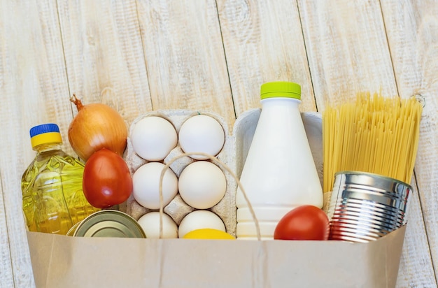 Foto donación y comida a domicilio enfoque selectivo