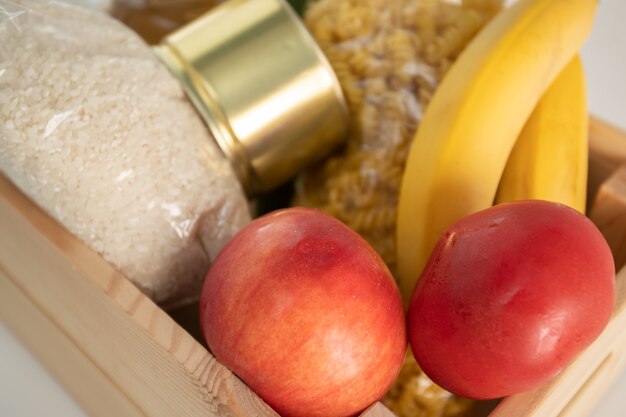 Donación durante la epidemia de coronavirus Un conjunto de productos en una caja de cereal de avena de aceite de pasta