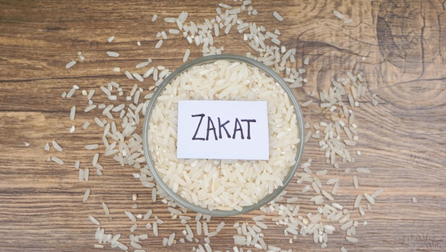 Donación de ZAKAT para musulmanes a principios religiosos durante el mes de Ramadán grano de arroz en un vaso