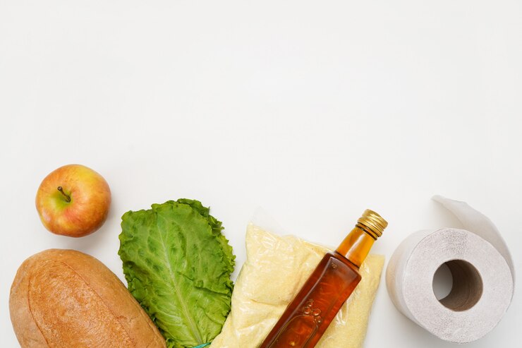 Foto donaciones de alimentos en una bolsa en la pared blanca. concepto de entrega del producto suministrar alimentos vitales