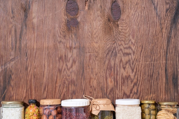 Donaciones de alimentos sobre fondo de madera, vista superior