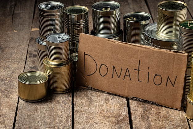 Donaciones de comida en la mesa. Donación de texto.