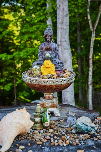 Donaciones de la naturaleza a la estatua de Buda en el bosque