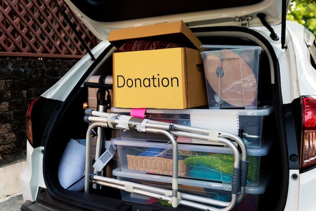 Foto donaciones en la parte trasera de un coche.