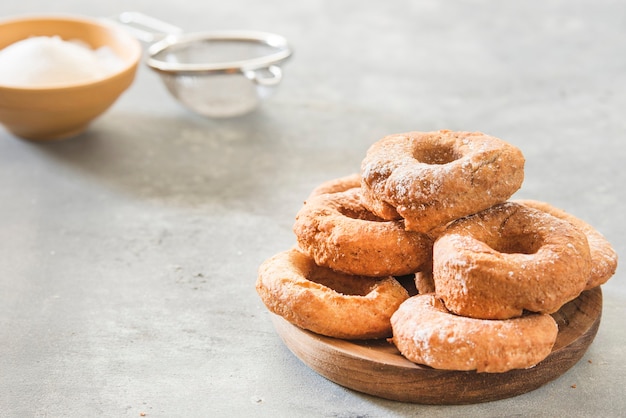 Donas de azúcar caseras glaseadas sobre un fondo de piedra