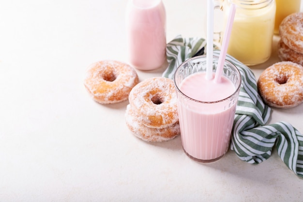 Donas de azúcar servidas con batidos.