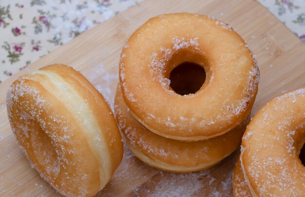 Donas de azúcar en tablero de madera