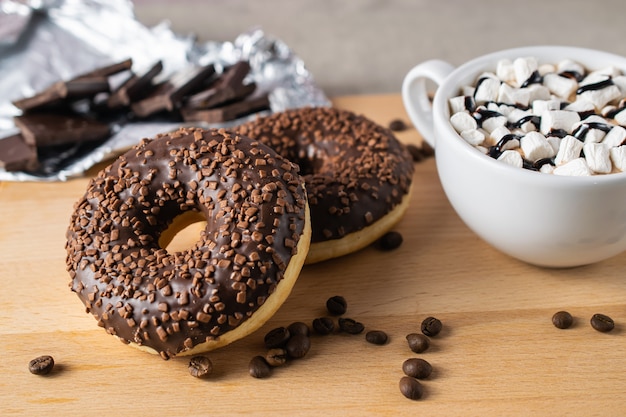 Donas de chocolate y chocolate