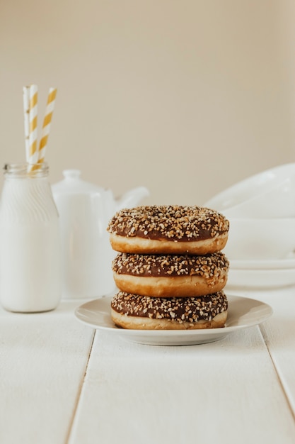 donas de chocolate sobre un fondo claro