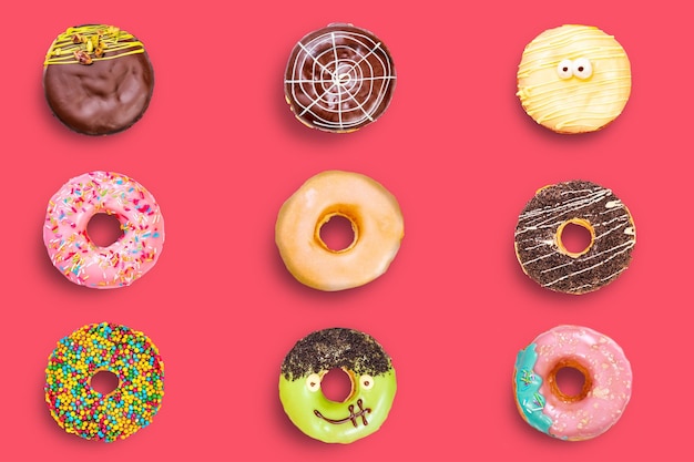Donas coloridas sobre un fondo rojo