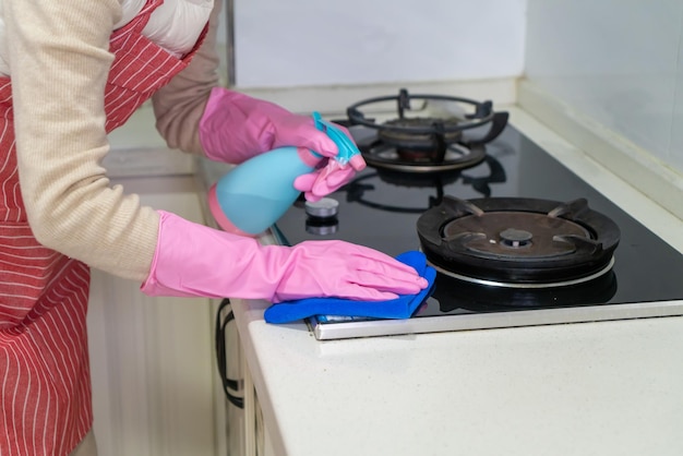 Donas de casa estão limpando a cozinha para tirar óleo