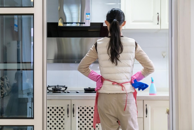 Donas de casa estão limpando a cozinha para tirar óleo