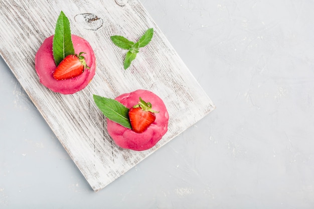 Donas de fresa glaseadas