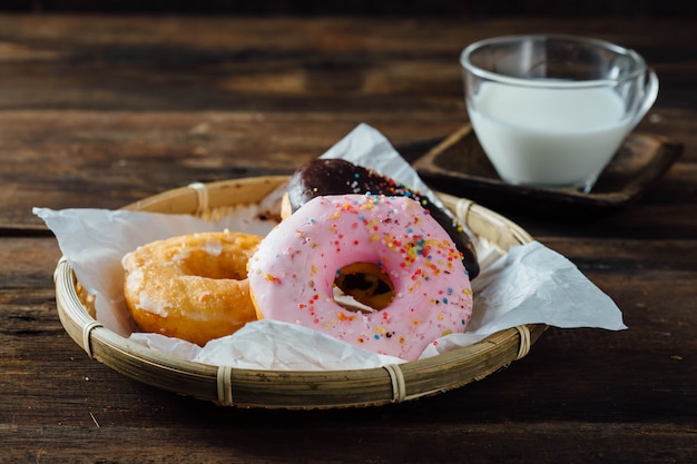 donas en mesa de madera