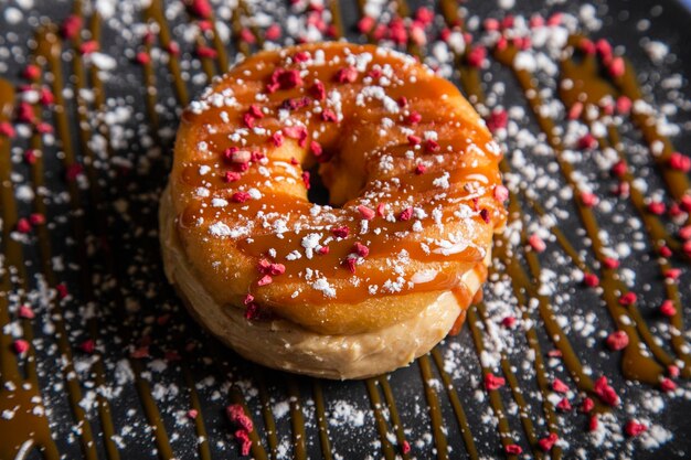 Donas en polvo caseras frescas con relleno de crema en un plato de cerámica Vista superior