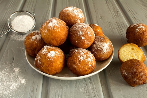 Donas de requesón caseros en la madera gris