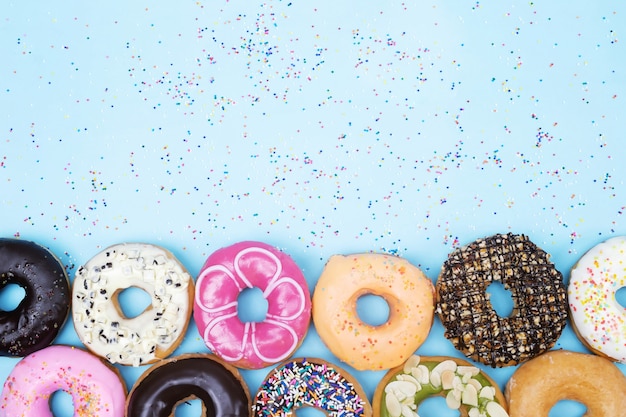 Donas surtidas con glaseado de chocolate, donas con chispas de cobertura