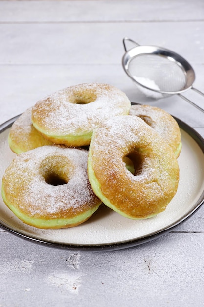 Donat pandan o pandan donuts o donuts es una receta clásica para donuts súper suaves y esponjosos