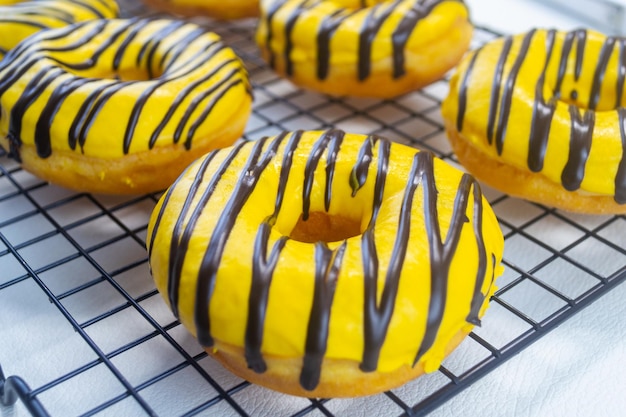 Donat ubi kuning ou donuts de batata doce amarela com chocolate com sabor a banana no topo