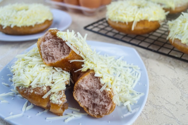 Donat ubi ungu ou donuts de batata doce roxa cobertos com queijo ralado