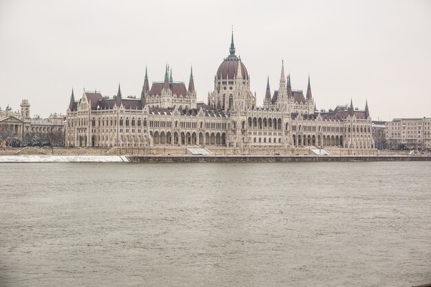 Donau und Parlamentsgebäude in Budapest