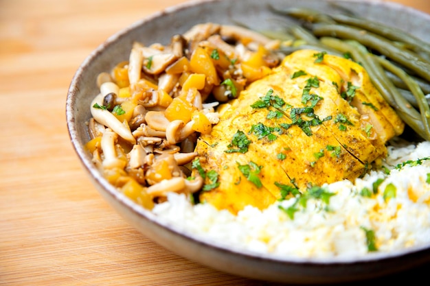 Donburi com frango ao estilo japonês.