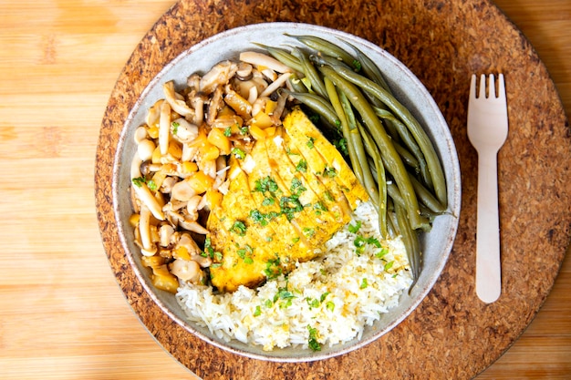 Donburi com frango ao estilo japonês.