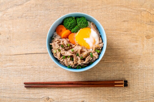 donburi, cuenco de arroz con cerdo con huevo onsen y vegetales