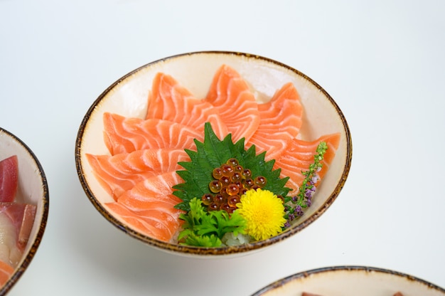 Donburi fatiado salmão cru definido no arroz japonês