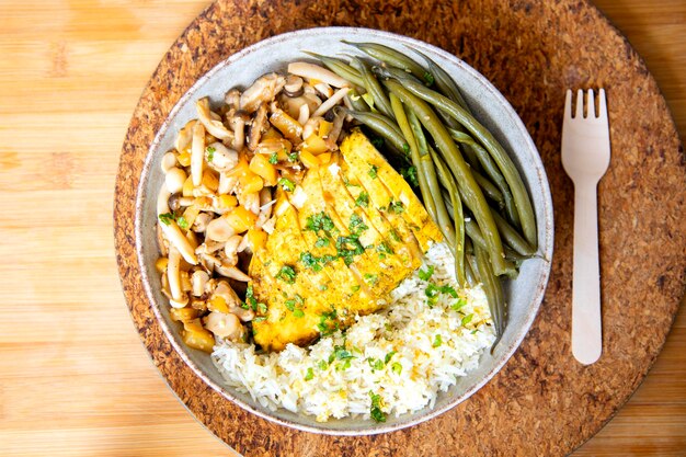 Donburi con pollo al estilo japonés.