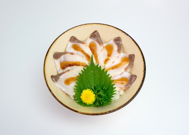 Donburi en rodajas conjunto de hamachi crudo con arroz japonés