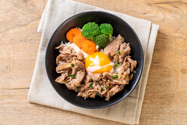 Donburi, Schweinefleisch Reisschale mit Onsen Ei und Gemüse