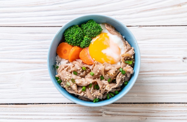 Donburi, Schweinefleischreisschüssel mit Ei und Gemüse