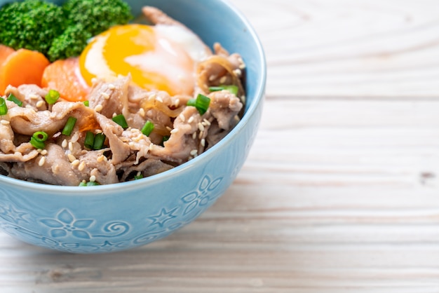 Donburi, Schweinefleischreisschüssel mit Ei und Gemüse