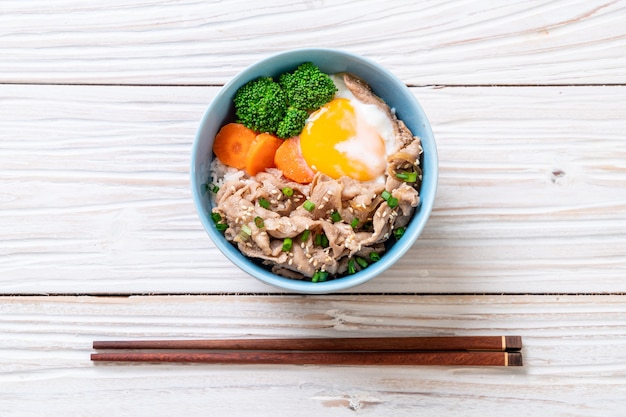 Donburi, Schweinefleischreisschüssel mit Ei und Gemüse