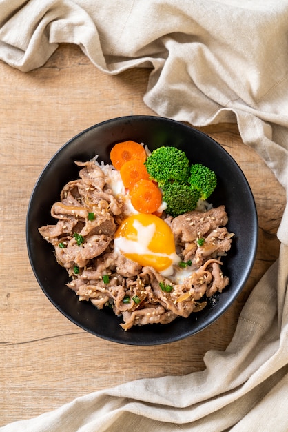 Foto donburi, schweinefleischreisschüssel mit ei und gemüse