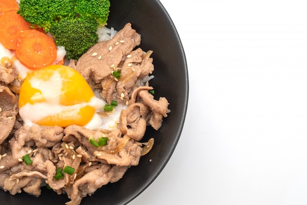 Donburi, tazón de arroz de cerdo con huevo onsen y vegetales