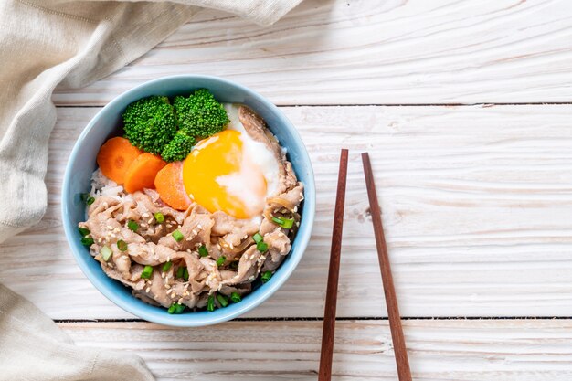 Donburi, tazón de arroz de cerdo con huevo onsen y vegetales