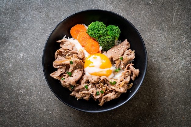 Donburi, tazón de arroz de cerdo con huevo onsen y vegetales