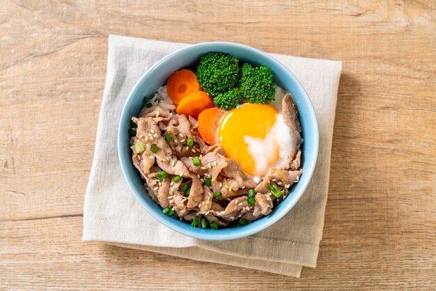 Donburi, tazón de arroz de cerdo con huevo onsen y vegetales